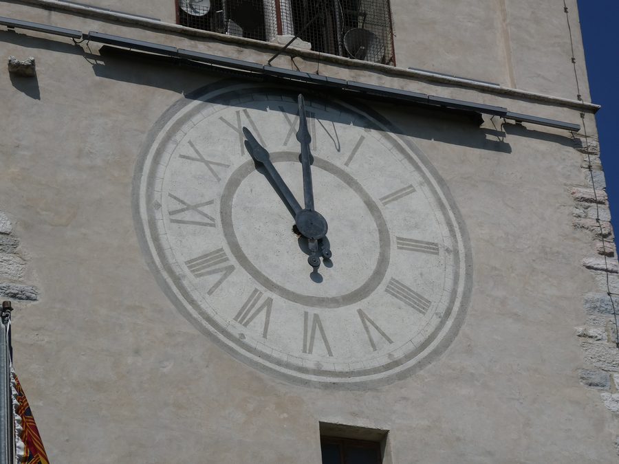 Torre Viscontea mit Uhr in Castelnuovo del Garda