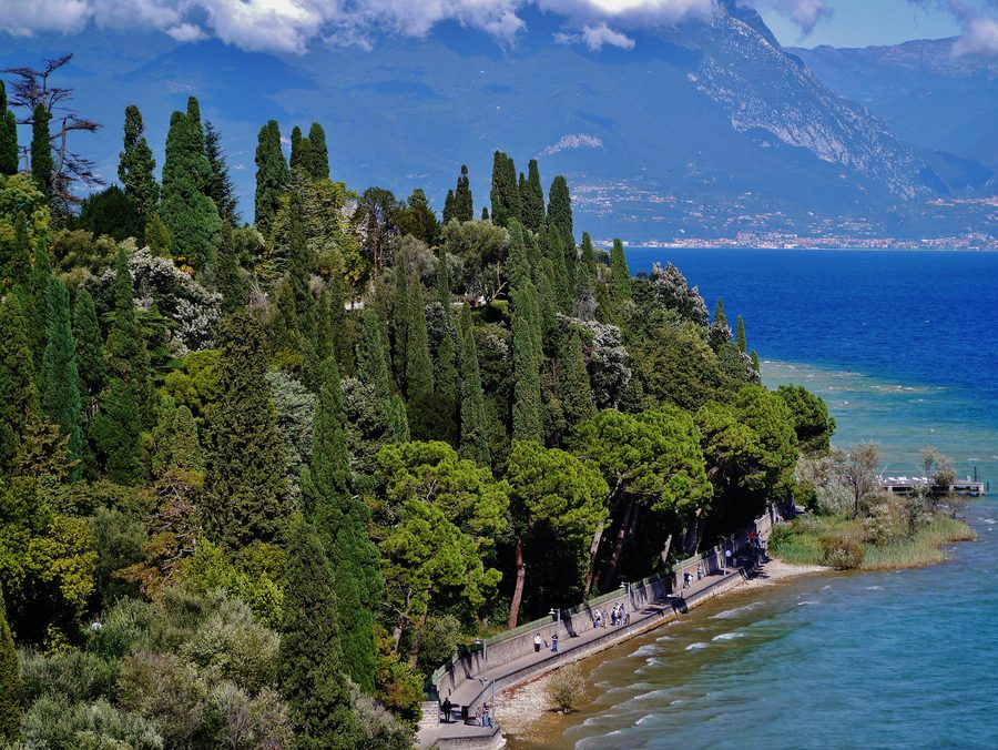 Blick vom Hauptturm des Castello Scaligero auf Sirmione und das historische Ufer