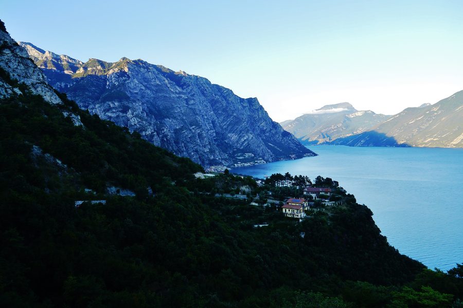 Blick von Tremosine sul Garda auf den Gardasee und Limone sul Garda