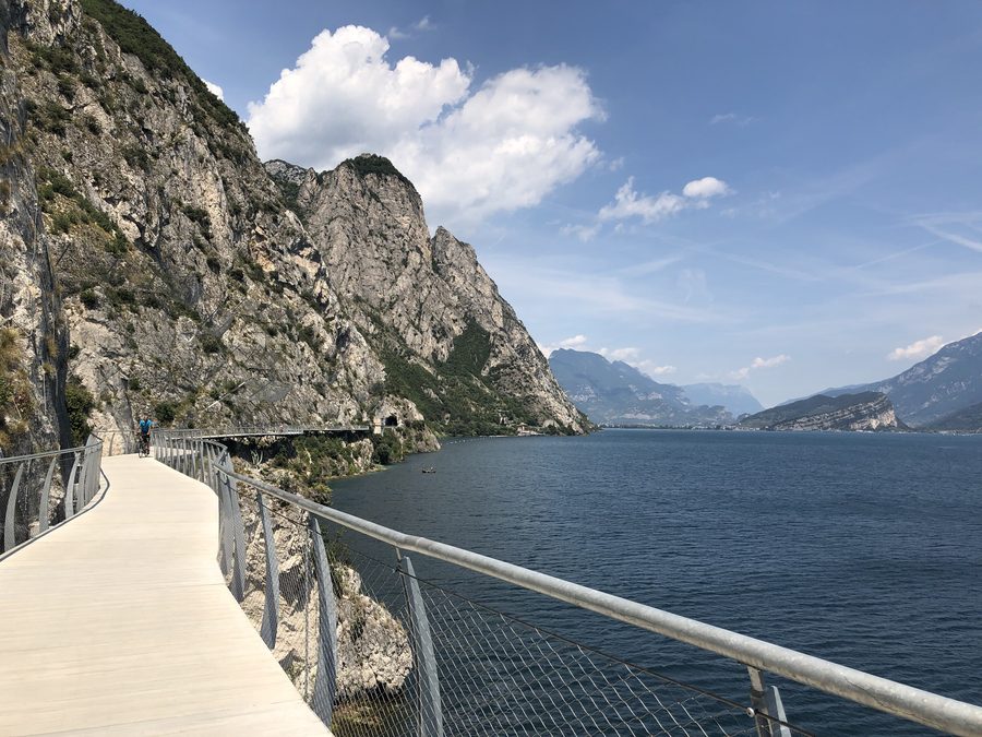 Schwebender Rad- und Fußweg am Gardasee bei Limone Sul Garda
