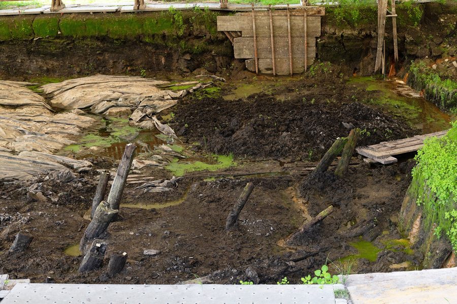 Reste von Pfahlbauten im archäologischen Park Lago Lucone bei Polpenazze del Garda
