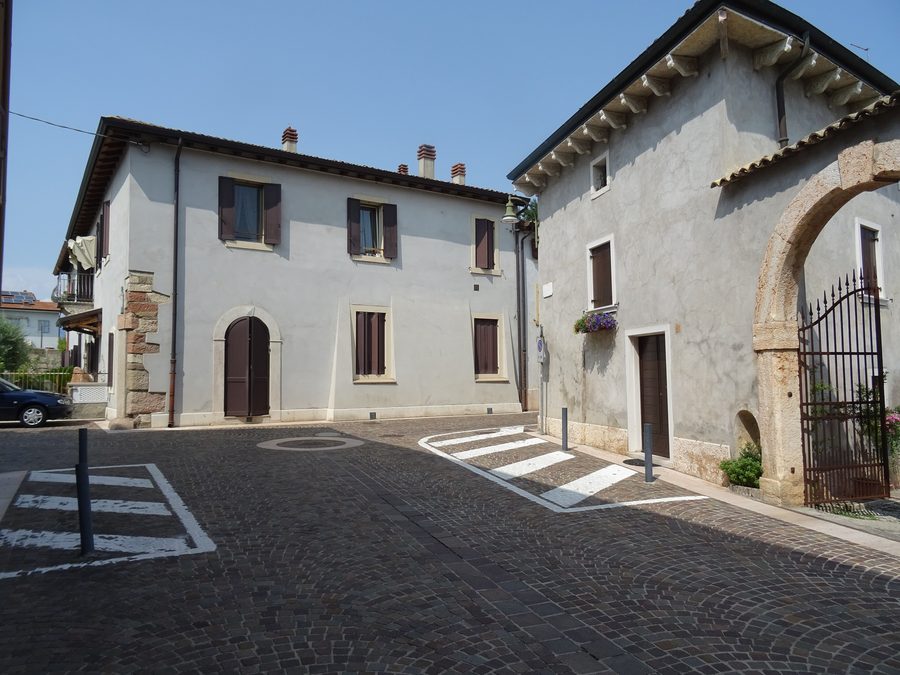 Blick auf Pastrengo im Veneto