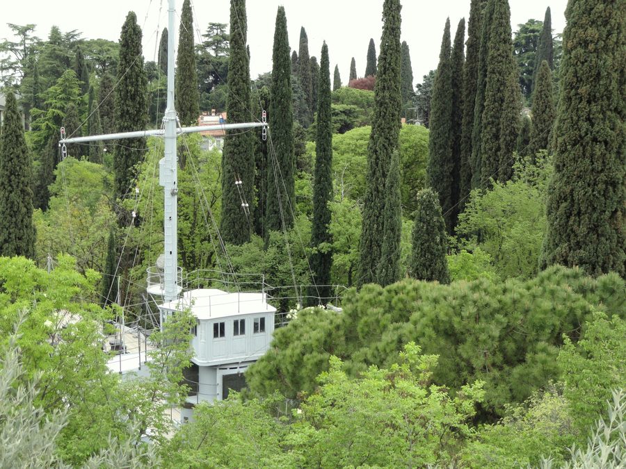 Das Museum Vittoriale degli Italiani mit dem leichten Kreuzer Puglia in Gardone Riviera