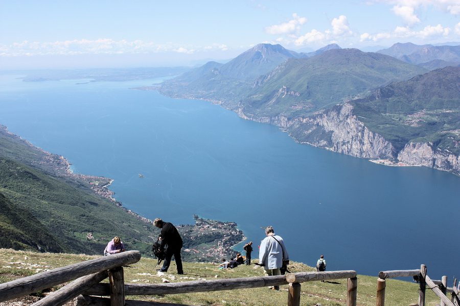 Blick vom Monte Baldo auf Brenzone sul Garda und den Gardasee