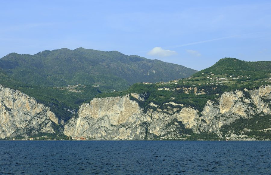 Blick auf Campione del Garda am Gardasee zwischen steilen Felswänden