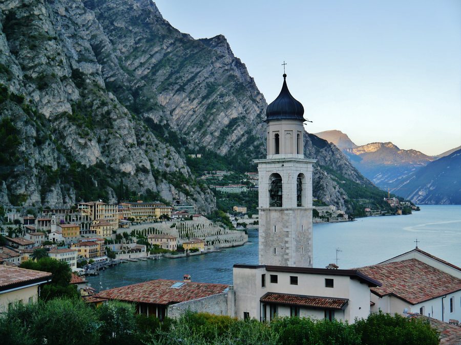 Blick auf den Ortskern von Limone Sul Garda und den Gardasee