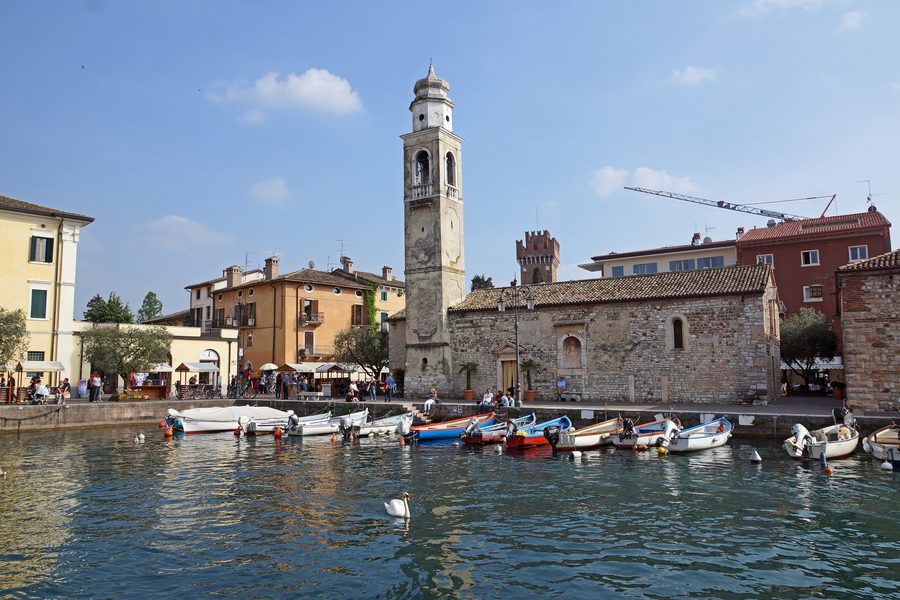 Hafen von Lazise mit der Kirche San Nicolò am Gardasee