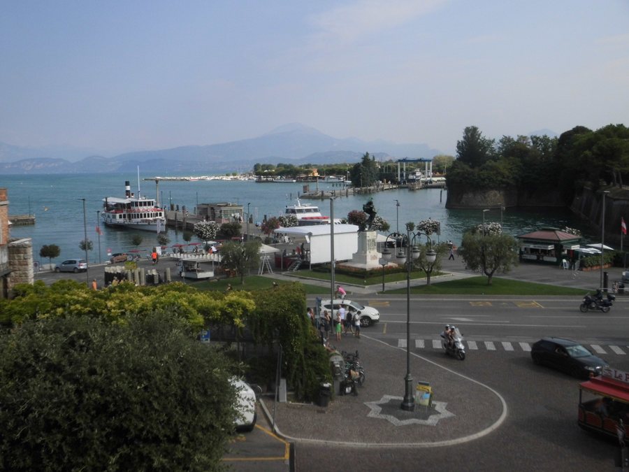 Fährschiff im Hafen am Gardasee