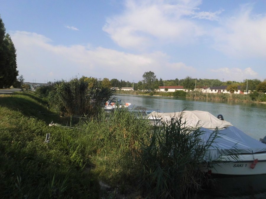 Boote am bewachsenen Ufer eines Kanals