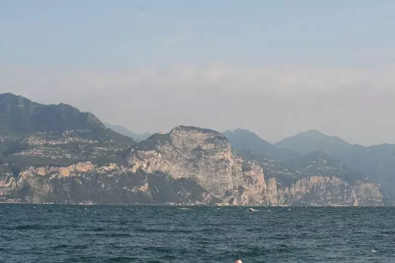 Blick über den Gardasee auf Berge